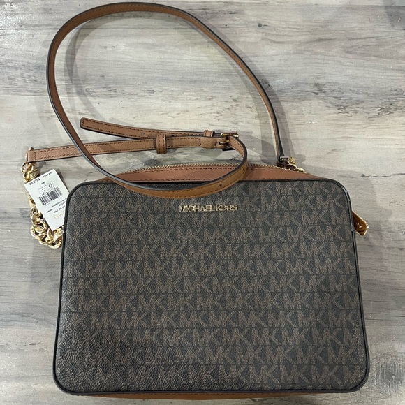 Michael Kors crossbody Purse - Picture 1 of 5